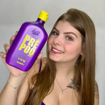 Mulher com camiseta roxa segurando uma embalagem roxa de produto