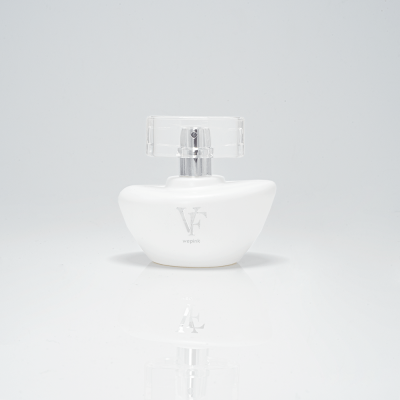 Frasco de perfume branco com tampa transparente e logo VF wepink.