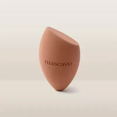 Esponja de maquilhagem bege castanho com a palavra mascavo gravada