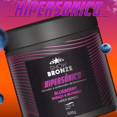Frasco preto de produto capilar HIPERSÔNICO da Show Bronze com blueberries ao fundo