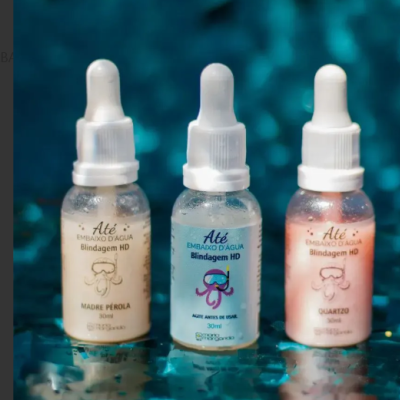 Três frascos de vidro com conta-gotas com líquidos coloridos e etiquetas em português.