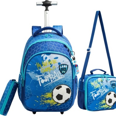 Conjunto azul de mochila com rodas, estojo e lancheira com estampa de futebol.