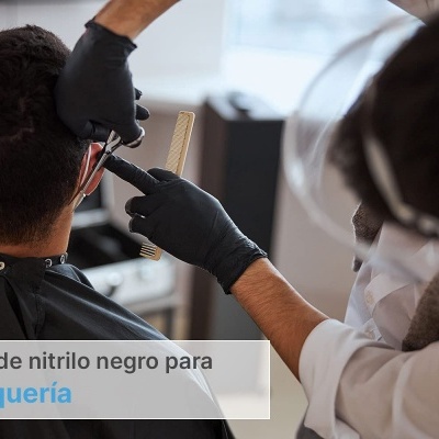 Pessoa a cortar cabelo usando luvas de nitrilo pretas num cabeleireiro