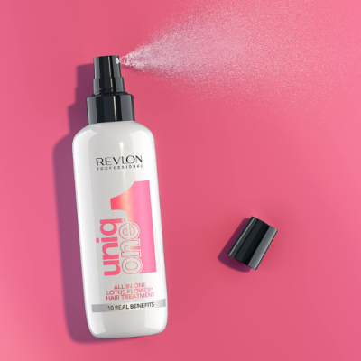 Frasco de tratamento capilar Revlon Professional uniq one com spray em fundo rosa