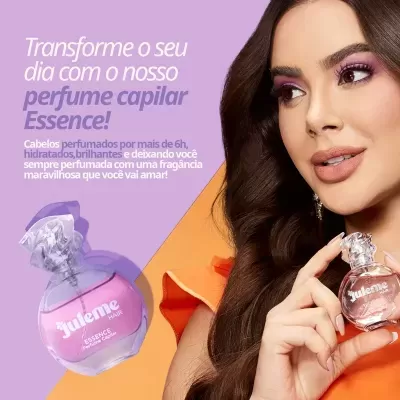 Perfume capilar Juleme Hair Essence em frasco rosa transparente com tampa decorativa, mulher segurando o frasco