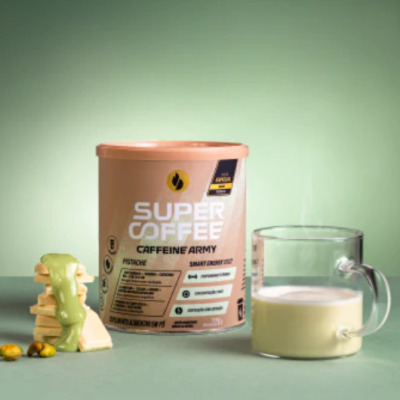 Lata de Super Coffee sabor pistache com copo de bebida quente e chocolate branco com cobertura verde