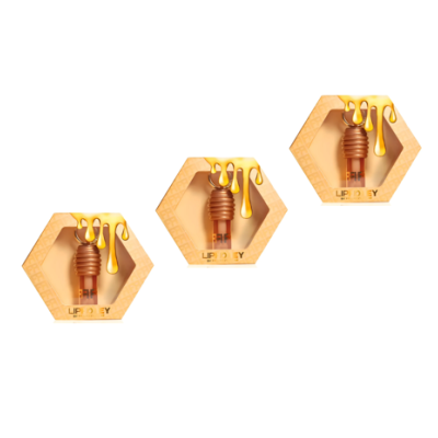 Três embalagens hexagonais de lip balm com design de mel e aplicador favo