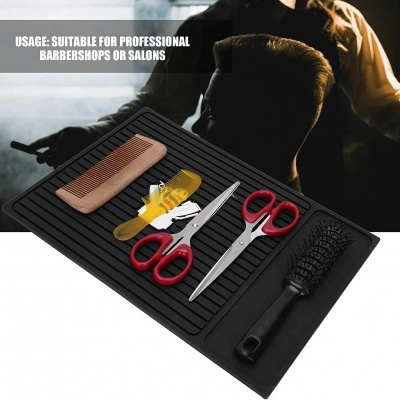 Tapete organizador preto com acessórios de cabeleireiro