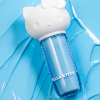 Frasco azul translúcido com tampa da Hello Kitty em superfície líquida azul