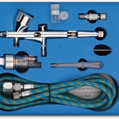 Conjunto de aerografia com pistola cromada, mangueira azul e verde, adaptadores e estojo azul
