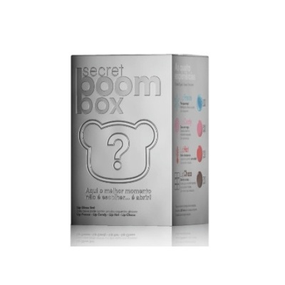 Caixa prateada do produto Secret Boom Box com relevo e texto em português