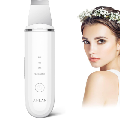 Dispositivo facial branco com visor metálico e textos ao lado de rosto feminino com coroa de flores