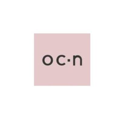 Logótipo com texto oc·n em fundo rosa claro