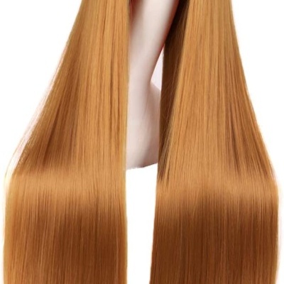 Peruca comprida loiro avermelhado numa cabeça de manequim branca