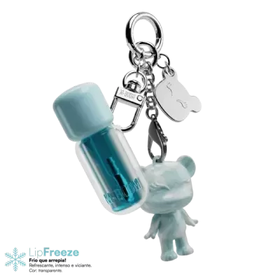 Chaveiro com ursinho marmoreado azul claro e branco e recipiente transparente com líquido azul