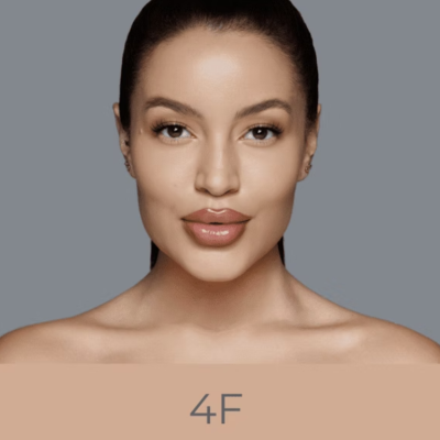 Rosto feminino com cabelo preso e texto 4F numa faixa cor de carne