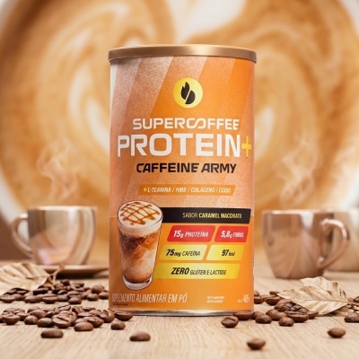 Embalagem laranja de suplemento em pó Supercoffee Protein+ com bebidas de café e grãos ao fundo