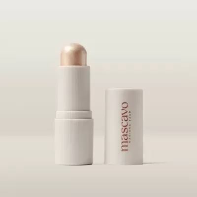 Bastão de maquilhagem bege com embalagem branca e texto mascavo Mariana Saad