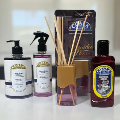 Produtos Coala Aromas Orquídea Negra em várias embalagens sobre mesa branca