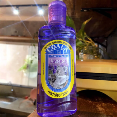 Frasco de limpador perfumado de ambiente COALA lavanda com rótulo amarelo e azul e imagem de coalas.