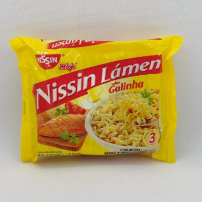 Pacote amarelo de Nissin Lámen sabor Galinha com imagem de prato e carne