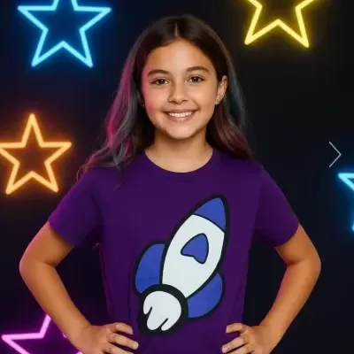 Camisola roxa com estampado de foguetão azul e branco usada por menina com fundo de estrelas de néon.