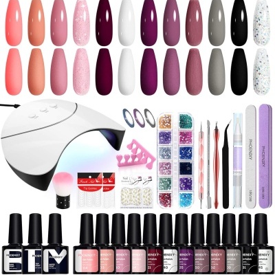 Conjunto de vernizes gel e acessórios para manicure com dispositivo UV branco e diversos itens de manicure.