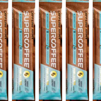 Pacotes de café SUPERCOFFEE da CAFFEINE ARMY com design castanho e azul claro.