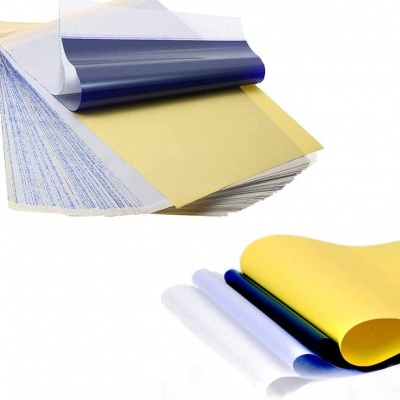 Folhas de papel autocolante coloridas empilhadas e desenroladas