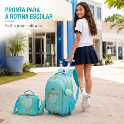 Mochila escolar azul turquesa com coração dourado e conjunto no chão ao lado de menina com uniforme