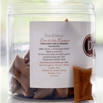 Embalagem transparente com doces de leite cremosos individuais e rótulo com informações nutricionais