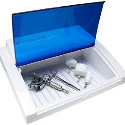 Esterilizador branco com tampa azul aberto e instrumentos metálicos dentro