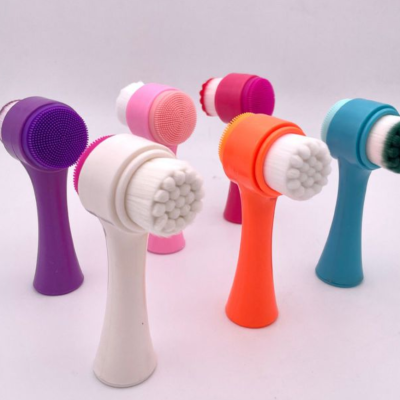 Seis escovas faciais elétricas coloridas com cerdas sobre fundo branco