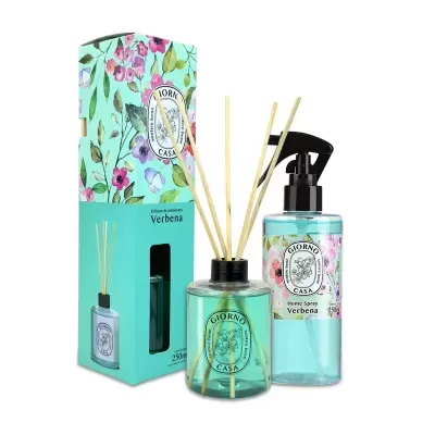 Difusor de ambiente e spray para casa com líquido azul em frascos transparentes e embalagem azul com flores