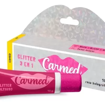 Glitter multiuso Carmed em tubo rosa holográfico e caixa branca com detalhes brilhantes