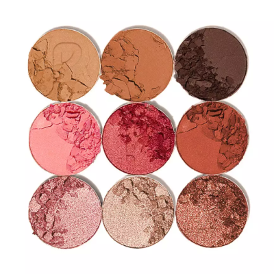 Paleta de sombras de olhos em vários tons com algumas sombras quebradas