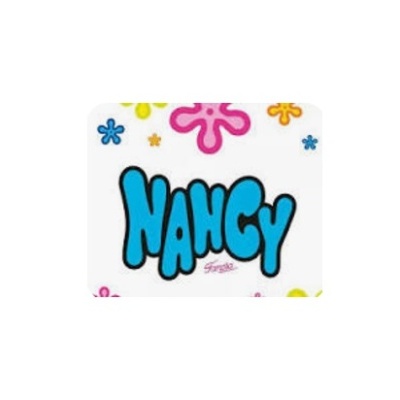 Etiqueta branca com o nome NANCY em letras azuis e flores coloridas