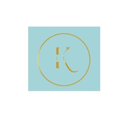 Logótipo circular dourado com letra K em fundo azul-claro