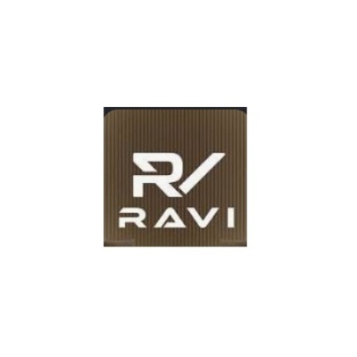 Logótipo branco RAVI em fundo castanho riscado