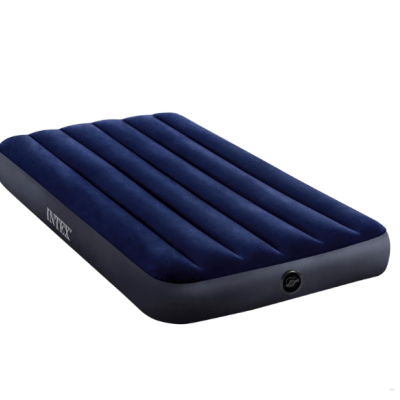 Colchão insuflável azul escuro e preto com válvula