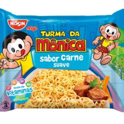 Pacote azul de massa instantânea Nissin Turma da Mónica sabor carne
