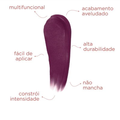 Traço de batom líquido roxo com texto em português que indica características do produto.