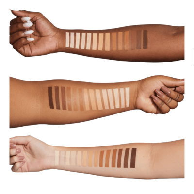 Três braços de diferentes tons de pele com 16 amostras de maquilhagem em tons do bege ao castanho.