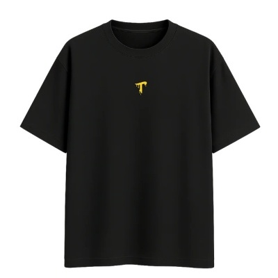 T-shirt preta com logótipo amarelo no peito