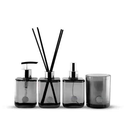 Conjunto de quatro frascos em vidro fumado com dispensador, difusor, pulverizador e vela