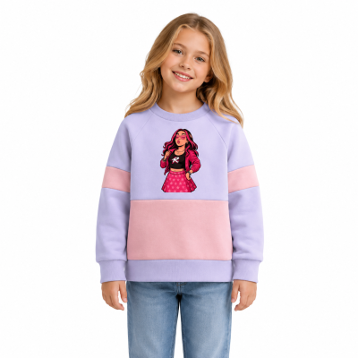 Criança com sweatshirt lilás e rosa com estampa de personagem feminina