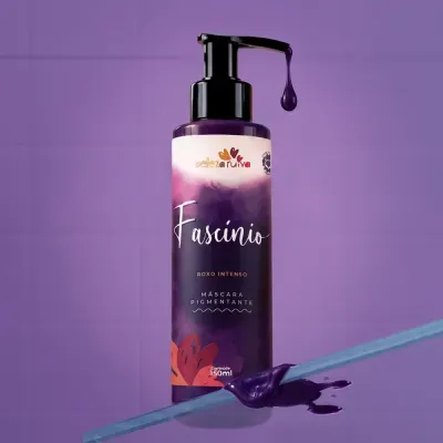 Frasco de máscara pigmentante roxa com válvula de pressão sobre superfície de vidro com líquido roxo