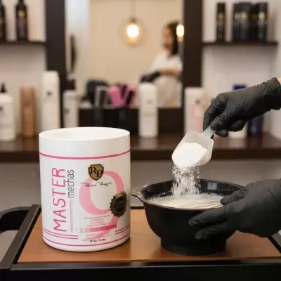 Pote MASTER mechas com pó branco a ser despejado para tigela preta em salão de beleza