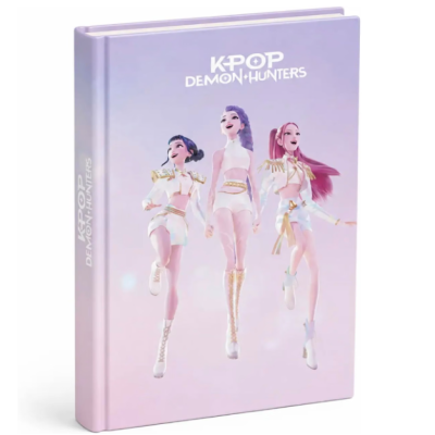 Capa de livro rígida com personagens femininas animadas e título K-POP DEMON HUNTERS