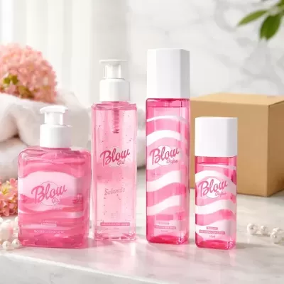 Produtos de higiene pessoal em embalagem rosa translúcida com tampas brancas sobre uma superfície clara com flores ao lado